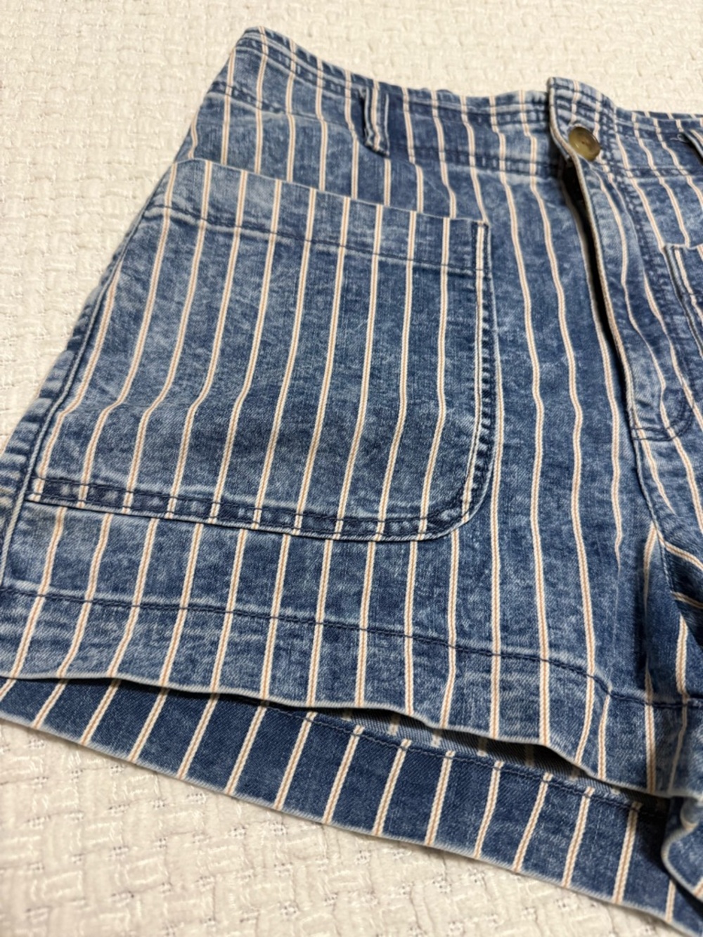 American Eagle stripped high rise shorts. Women’s size 8.  Excellent condition - Picture 2 of 7